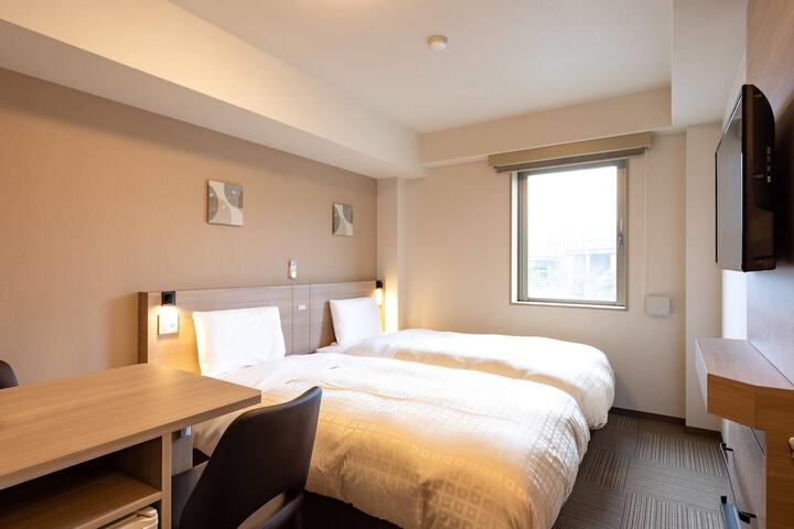 Room 6 of 25