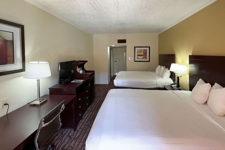 2 Queen Beds (1 of 3)