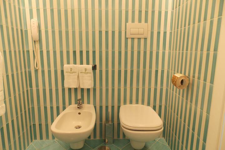 Room 33 of 97