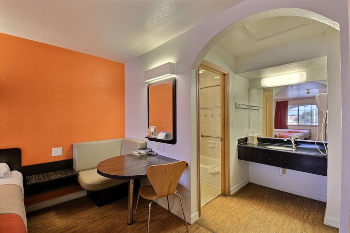 Room 13 of 34