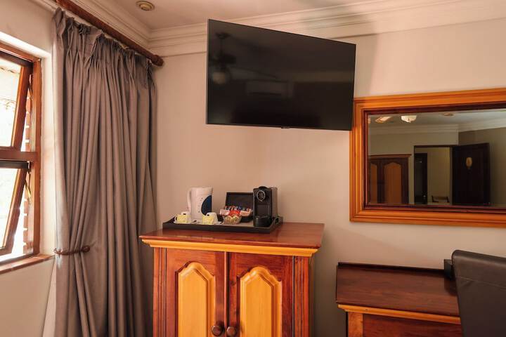 Room 8 of 33