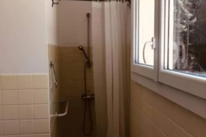 Room 6 of 8