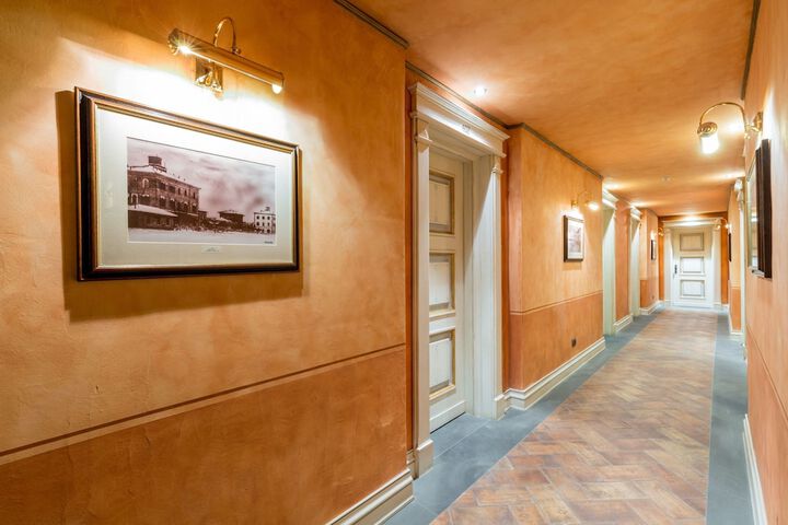 Ballroom/Hall 92 of 105