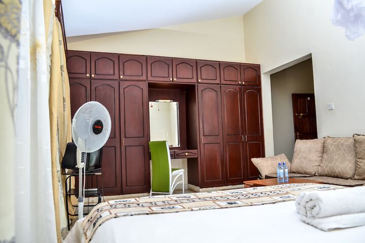 Room 6 of 10