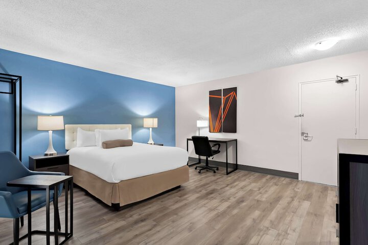 1 Queen Bed (7 of 21)