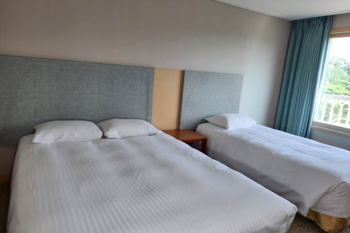 Room 13 of 22