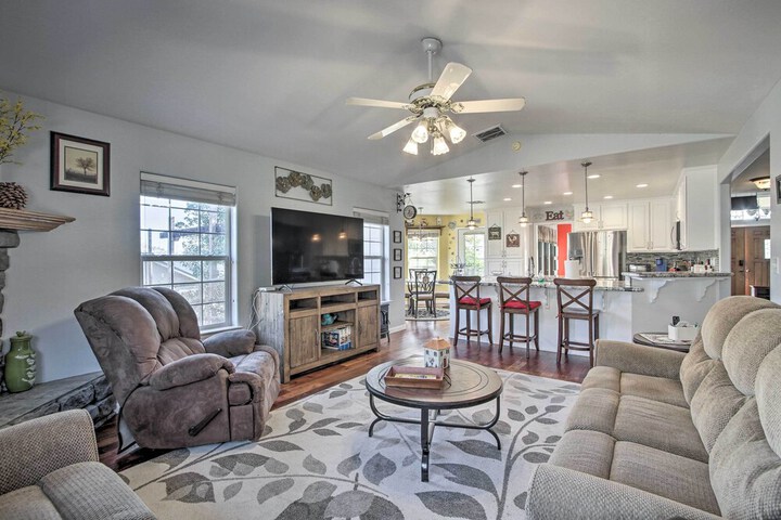 Welcoming Tehachapi Home w / Deck & Grill!