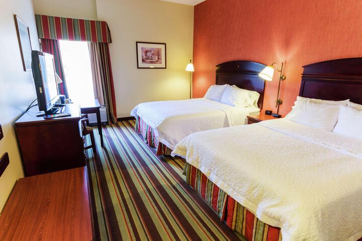 2 Queen Beds (2 of 9)