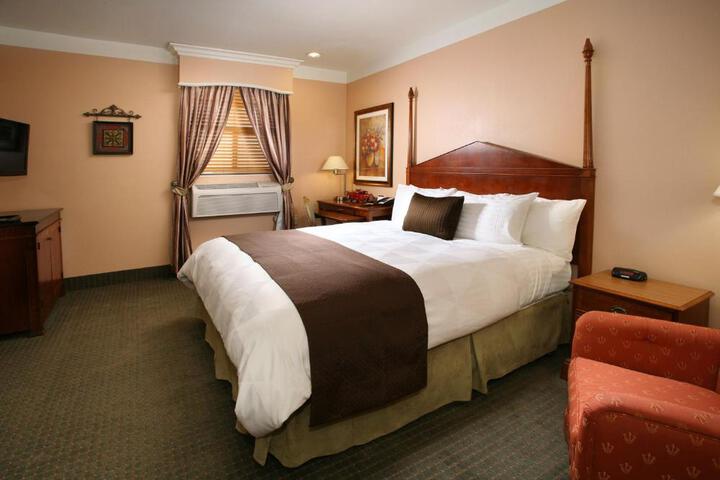 Deluxe King Bed (6 of 21)