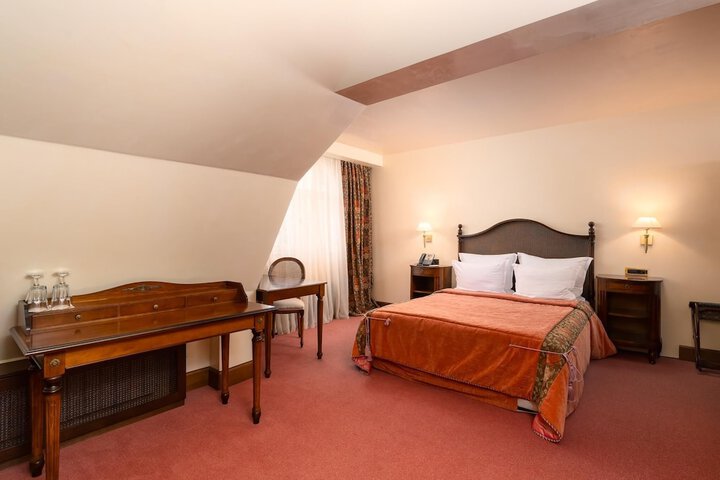 Room 53 of 159