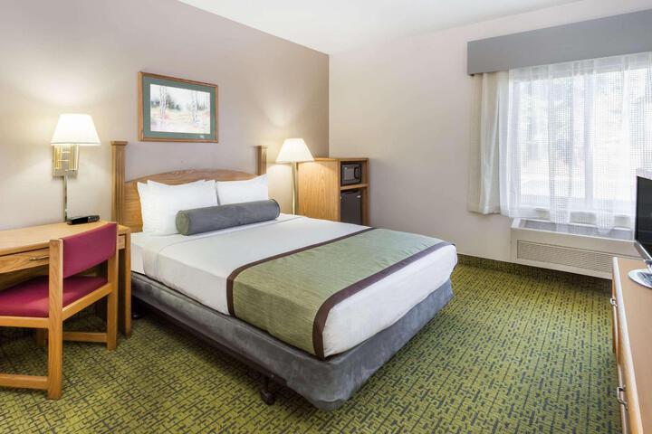 1 Queen Bed (9 of 19)