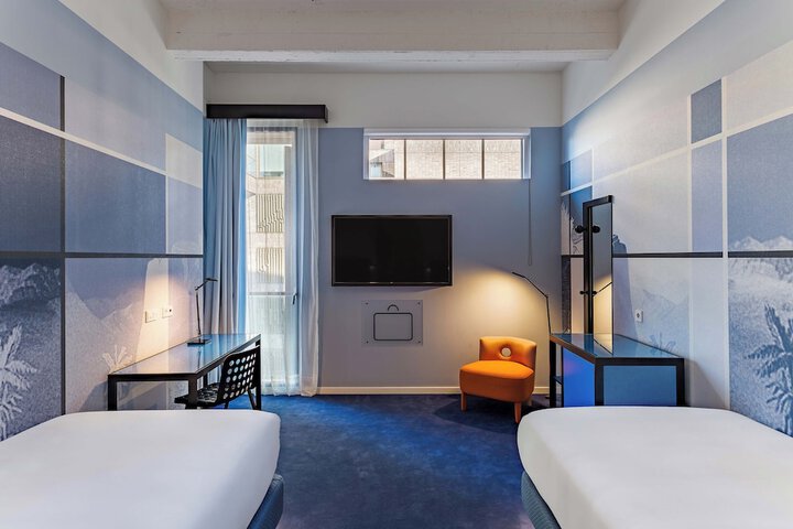 Room 32 of 77