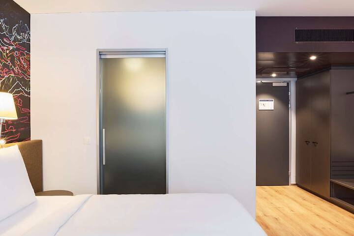 Room 43 of 289