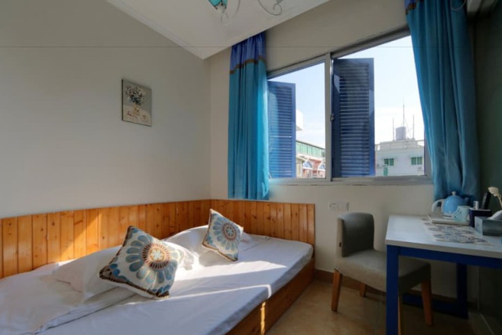 Room 7 of 8