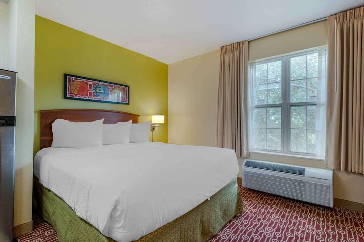 Deluxe Studio Queen Bed (4 of 19)
