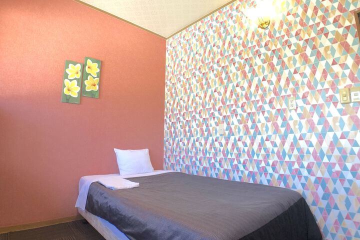 Room 4 of 79