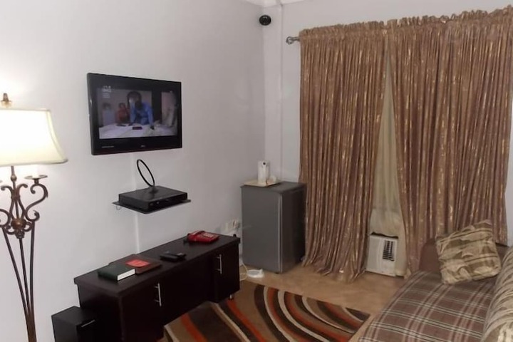 Room 5 of 12