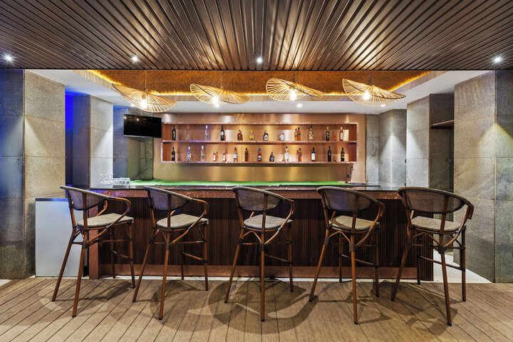 Lounge 23 of 26
