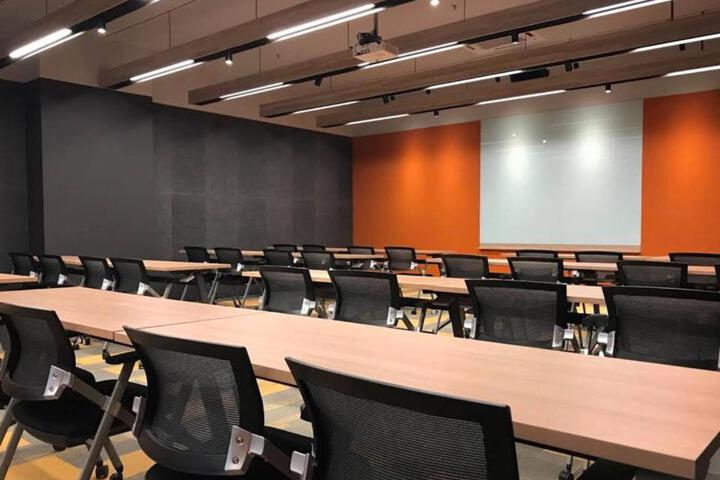 Business Center 14 of 23