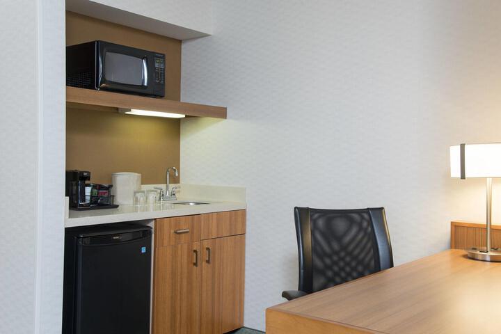 1 King Bed Sofa Bed Wet Bar Work Desk Microwave and Refrigerator Full Breakfast (3 of 5)