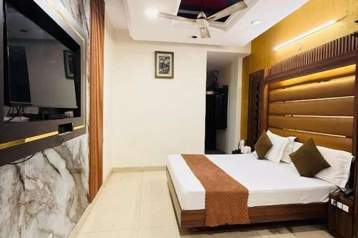 Room 5 of 10