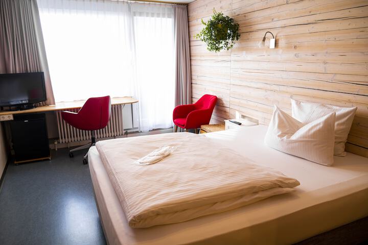 Room 32 of 81