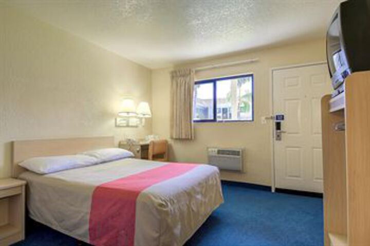 Room 9 of 28