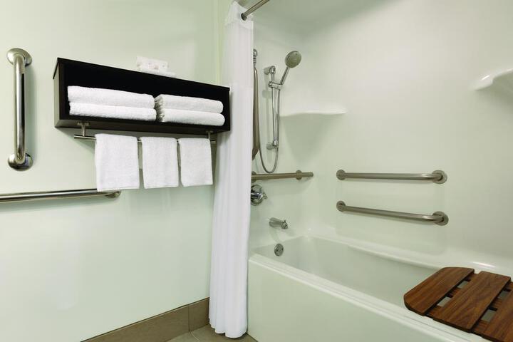 2 Queen Beds (2 of 8)