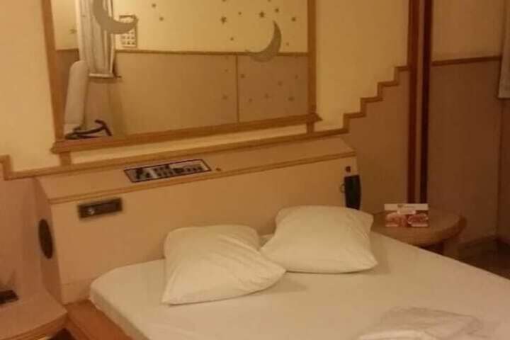 Room 10 of 28