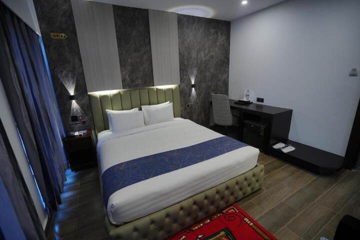 Room 28 of 77
