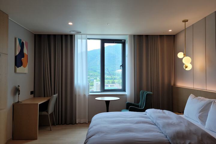 Room 6 of 94