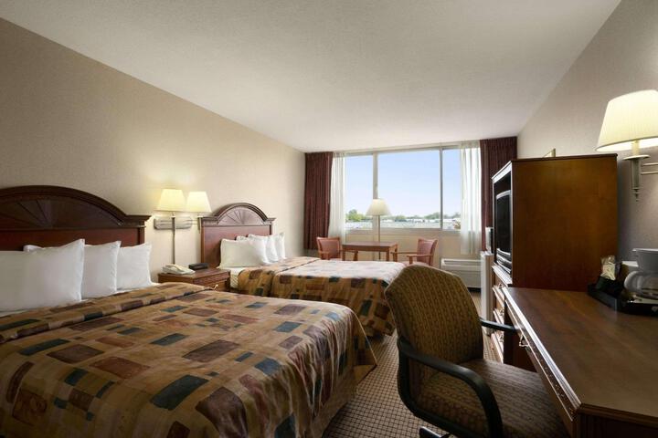 2 Double Beds (5 of 5)