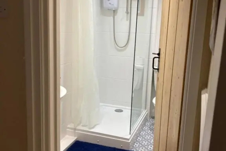 Room 6 of 12