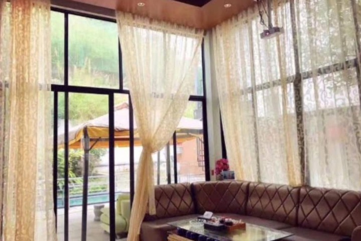 Room 5 of 9