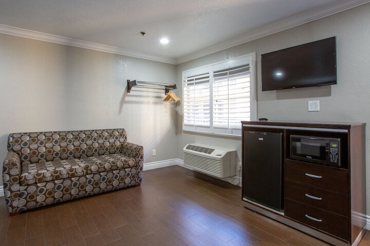 1 King Bed Accessible (13 of 24)
