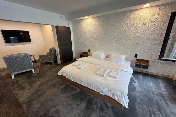 Room 16 of 104
