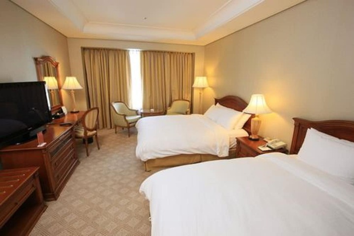 Room 17 of 38