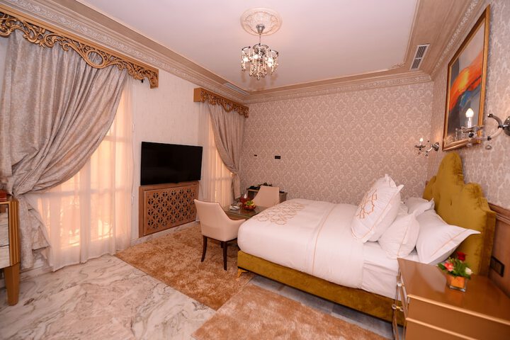Room 12 of 77