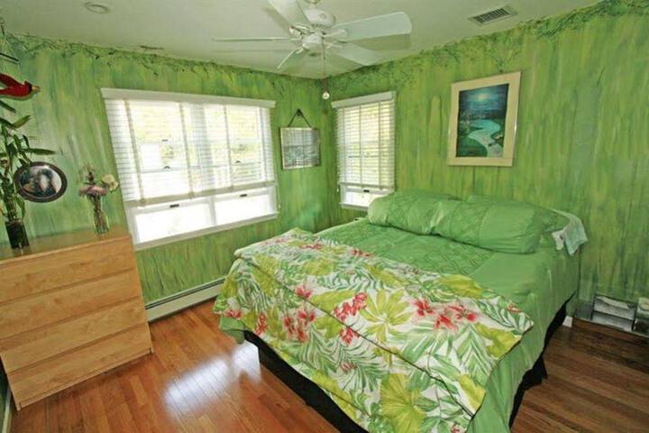 Hamptons House of Gardens Bed &  Breakfast in East Hampton, NY
