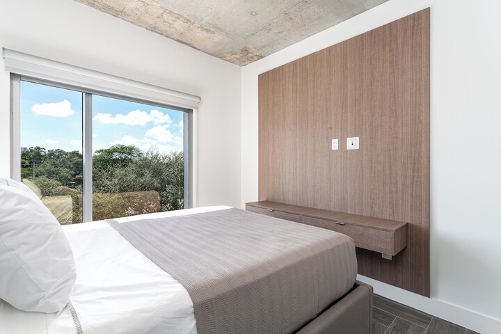 Room 6 of 28