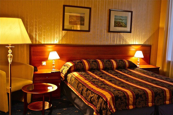 Room 8 of 50