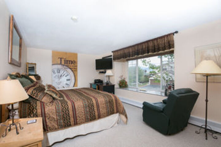 Room 9 of 16