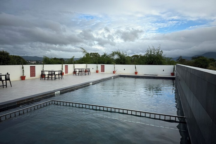 Pool 11 of 20