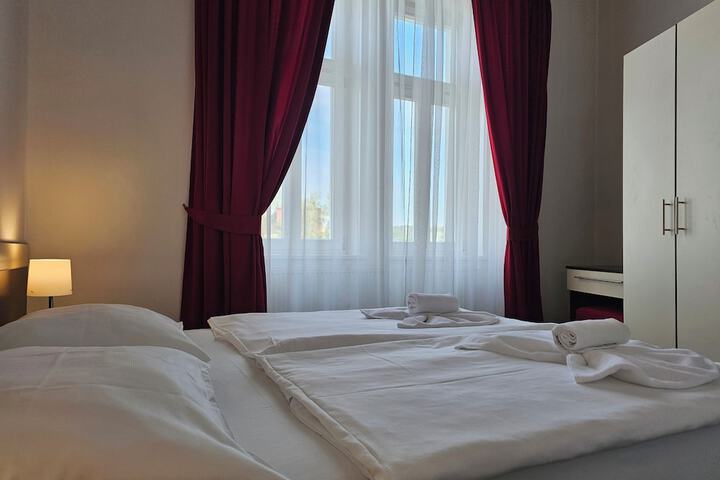 Room 9 of 40