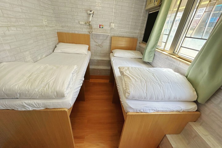 Room 16 of 18