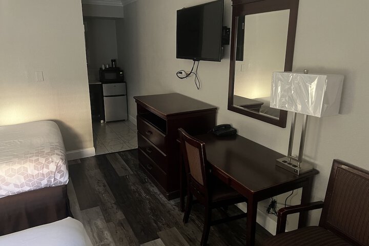 2 Double Beds (6 of 10)
