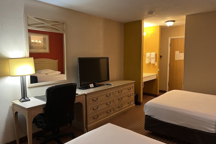 2 Queen Beds (11 of 13)