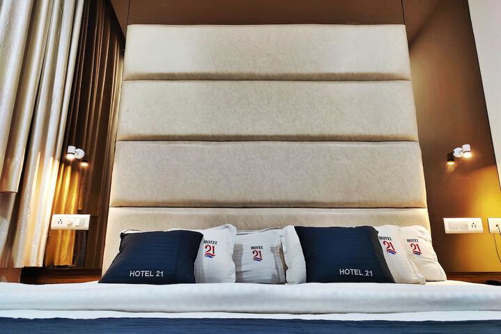 Room 12 of 27