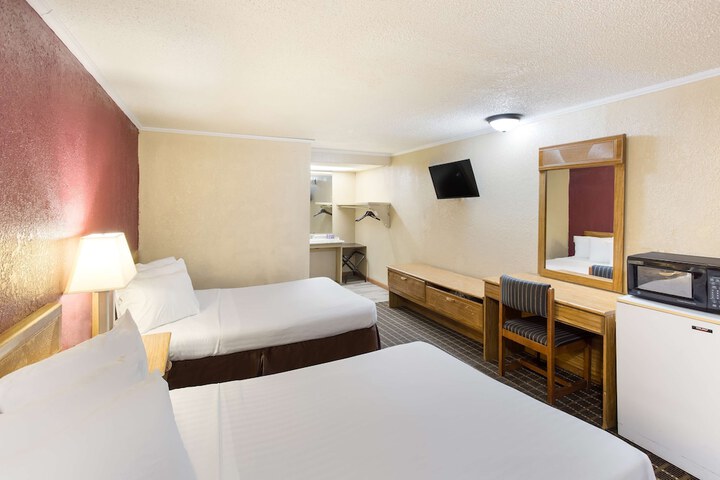 2 Double Beds (1 of 16)