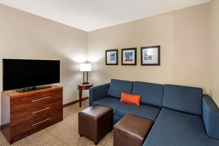 Standard Room, King or Two Doubles (2 of 4)